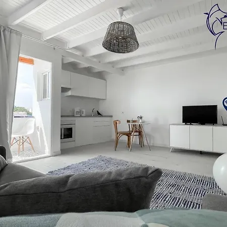 B-rent Bluemarlin Boutique Sea View شقة