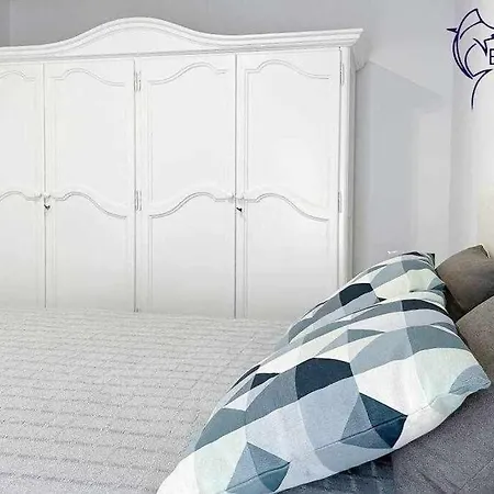 B-rent Bluemarlin Boutique Sea View شقة