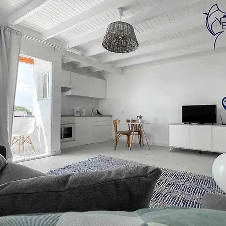 B-rent Bluemarlin Boutique Sea View شقة