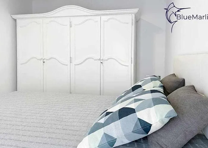 B-rent Bluemarlin Boutique Sea View شقة