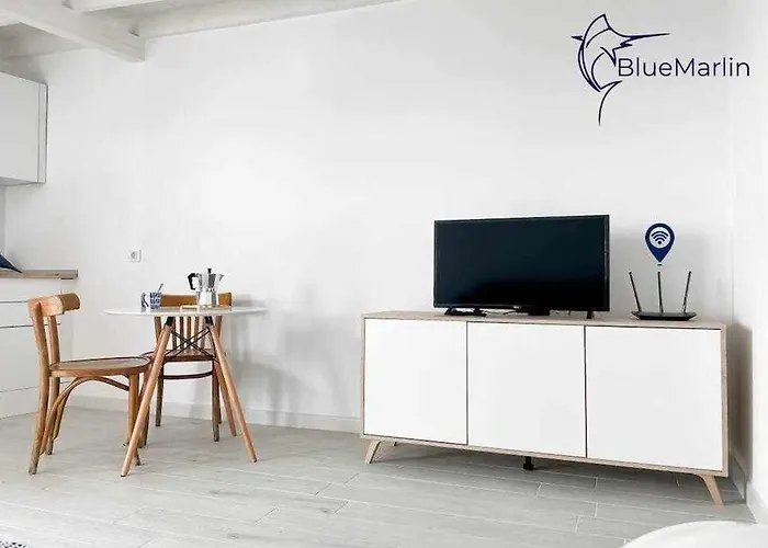 B-rent Bluemarlin Boutique Sea View شقة