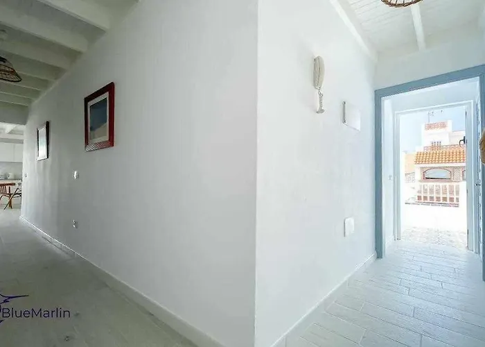 B-rent Bluemarlin Boutique Sea View شقة